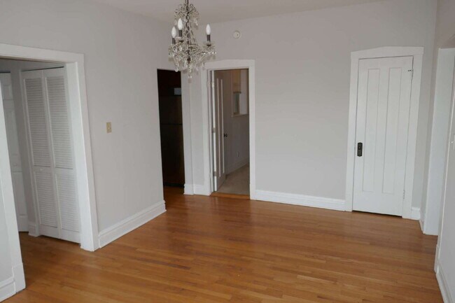 Foto del edificio - 2 Bedroom I bath Condo in Oak Park