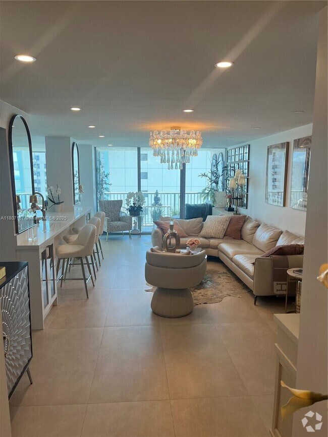 Building Photo - 2655 Collins Ave