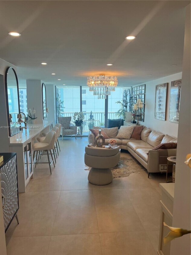 Primary Photo - 2655 Collins Ave