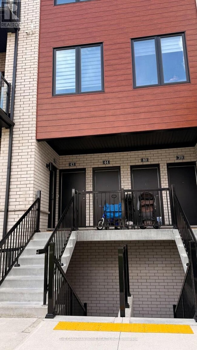 Building Photo - 10 S Creek Dr