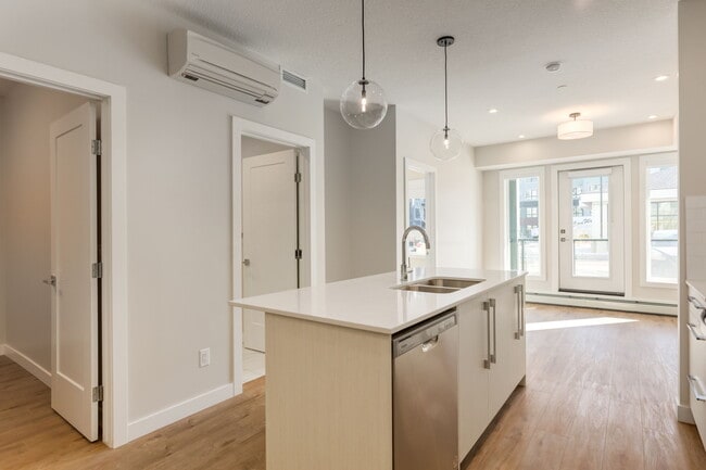Building Photo - Suite B - 2 Bed/1 Bath