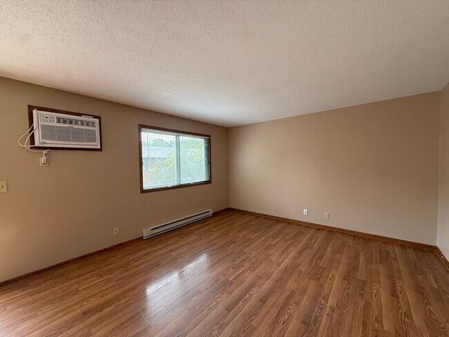Foto del edificio - 624 Saxonwood Rd