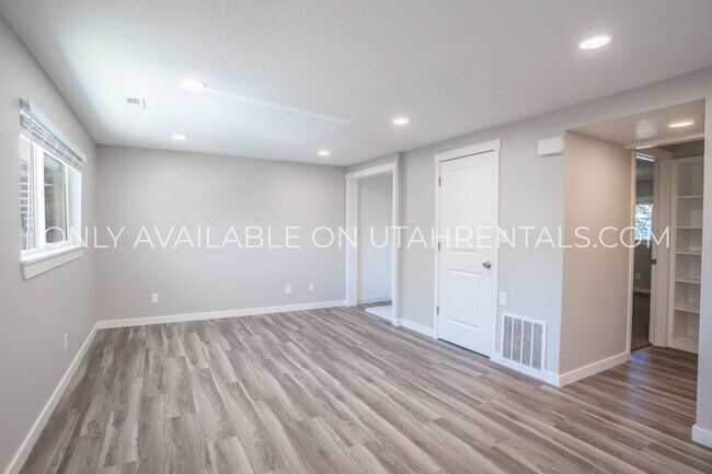 Building Photo - 138 S 300 W