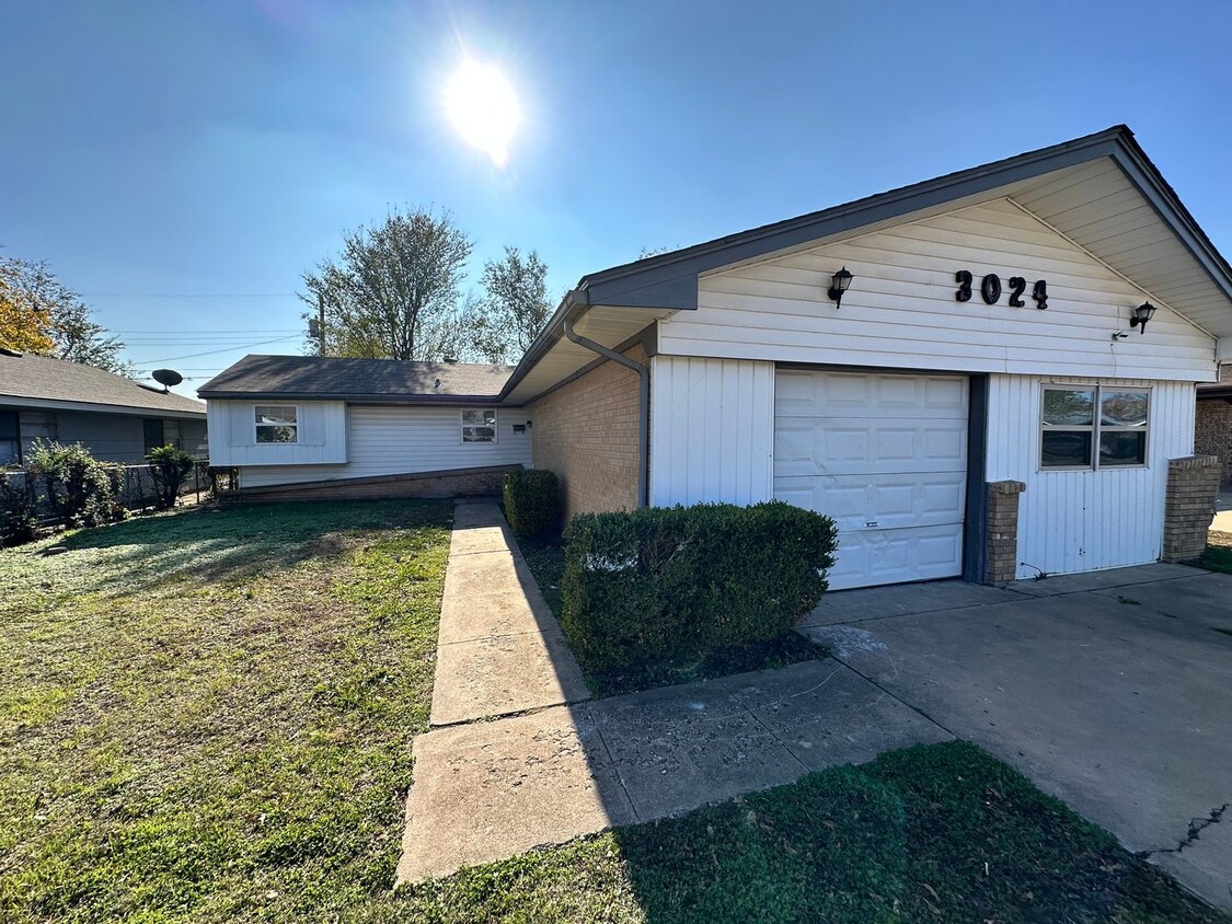 Foto principal - Move -in Special: 3 Bed Home Southwest OKC