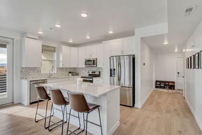 Building Photo - Spacious 3 Bed 2 Bath Condo in Sandy!