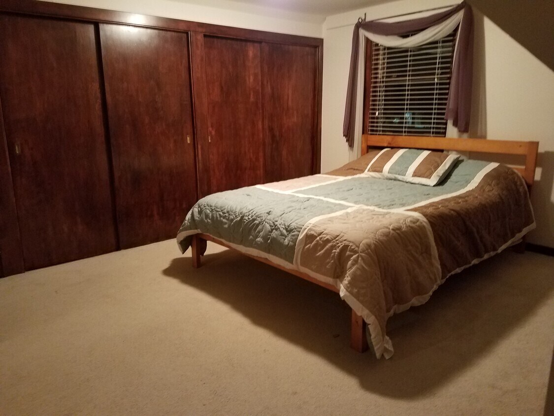 Foto principal - 1534 Crittenden Rd