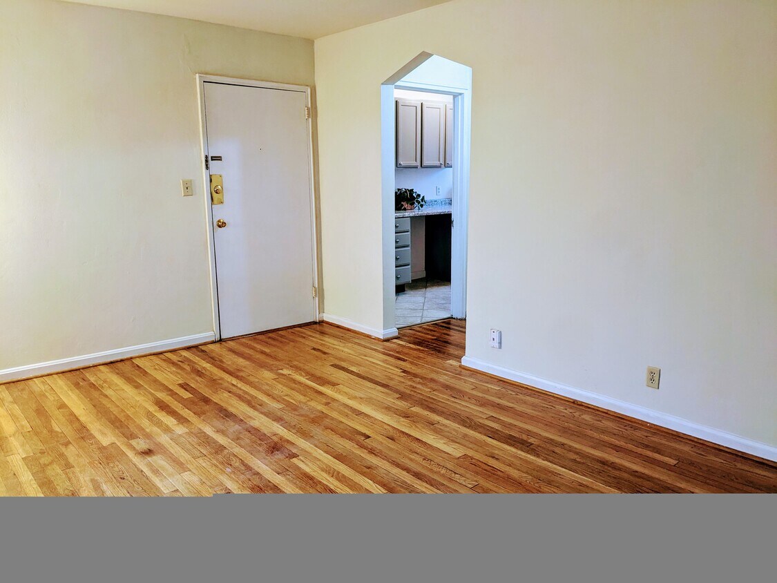 Foto principal - 5947 Belmont Ave