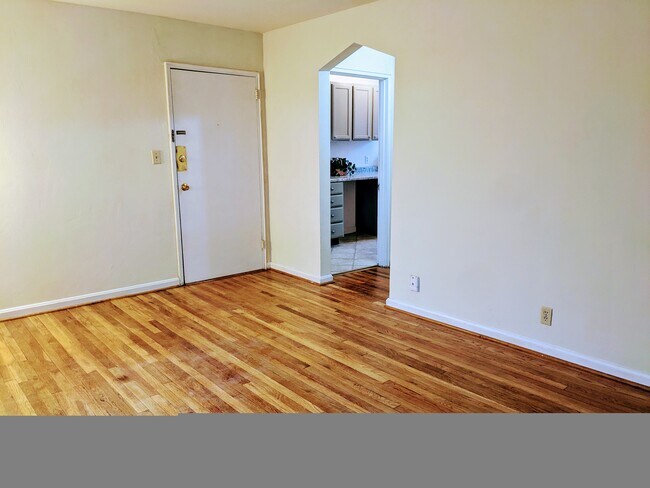 Building Photo - 5947 Belmont Ave