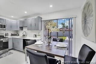 Building Photo - 4314 SW 48th Ct