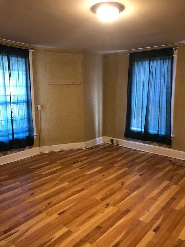 Building Photo - One Bedroom Downtown