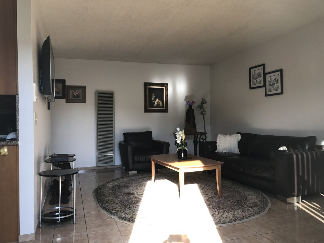 Primary Photo - 1060 Elm Ave