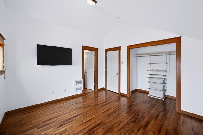 Building Photo - 4305 SW Willow St