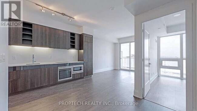 Photo du bâtiment - 101 Erskine Ave