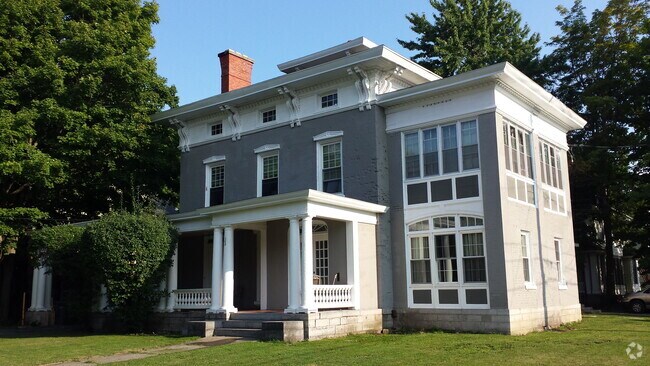 Building Photo - 169 Paddock St