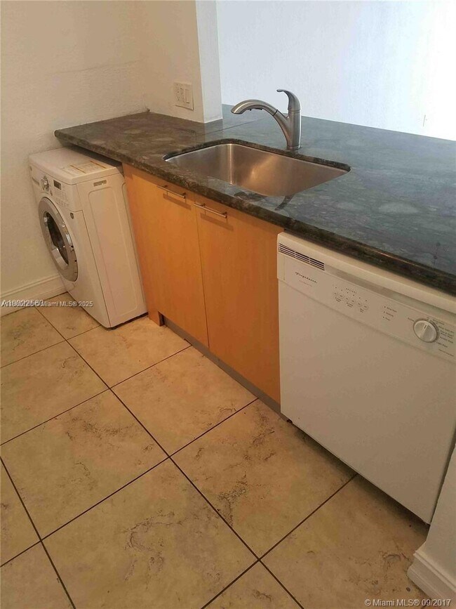 Foto del edificio - 677 NE 24th St