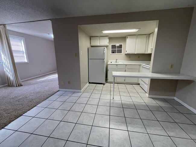 Building Photo - Studio apartment 1/2 block from campus. Av...