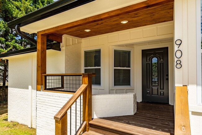 Building Photo - Maryville 37804 - 100% Newly Renovated, 3 ...