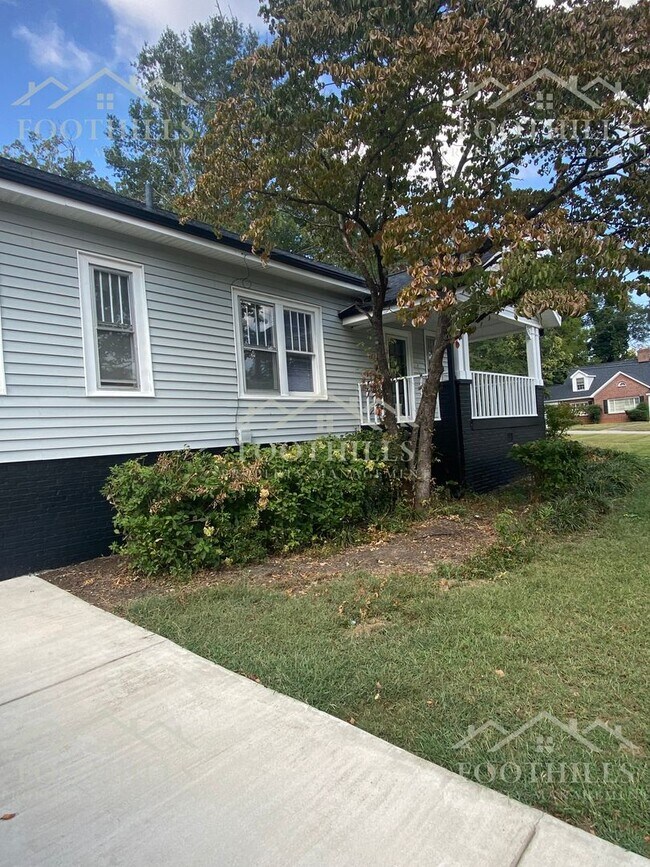 Building Photo - Updated 3 Bedroom Home with Yard, Deck, an...