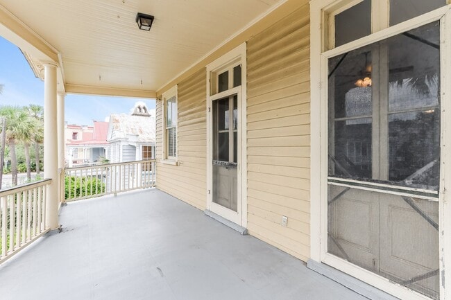 Photo - Modern 2-Bedroom Apartment in Historic Maz...