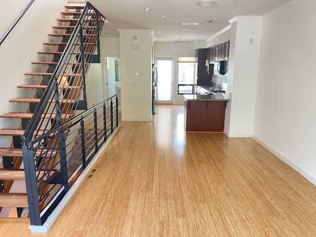 Building Photo - Beautiful 2 Bedroom 2.5 Bath Townhouse