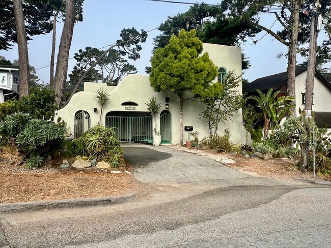 Building Photo - Available May 01, 2025 is a lovely 3 bedro...