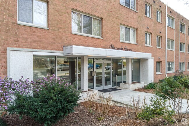 Entrada - 2710 Macomb St NW