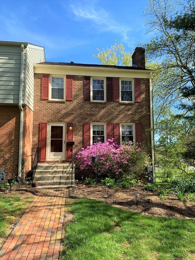 Building Photo - End Townhome In Oak Manor Community