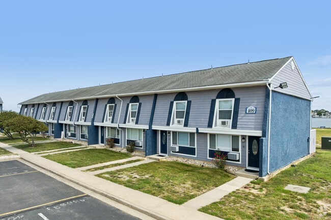 Building Photo - Universe at Mariners Cove
