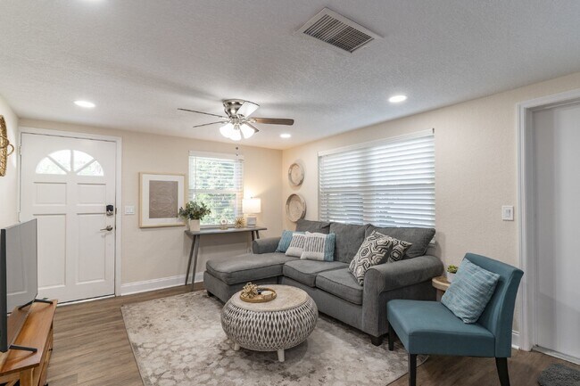 Foto del edificio - BEAUTIFUL UNIT JUST 5 MINUTE WALK TO DOWNTOWN