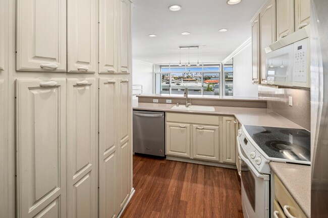 Building Photo - Exquisite Ocean View 2 Bed Townhome: Luxur...