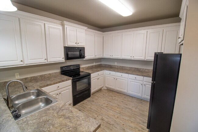Building Photo - "Spacious 3-Bedroom Duplex -Your Perfect H...