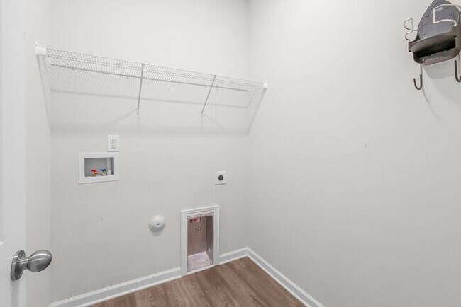 Foto del edificio - Luxury Living Begins at Home: Where Every Day Feels Like a Retreat; 5BR/3BA, Office
