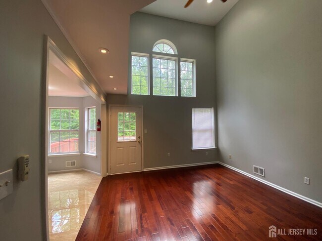 Foto del edificio - 120 Briarwood Dr