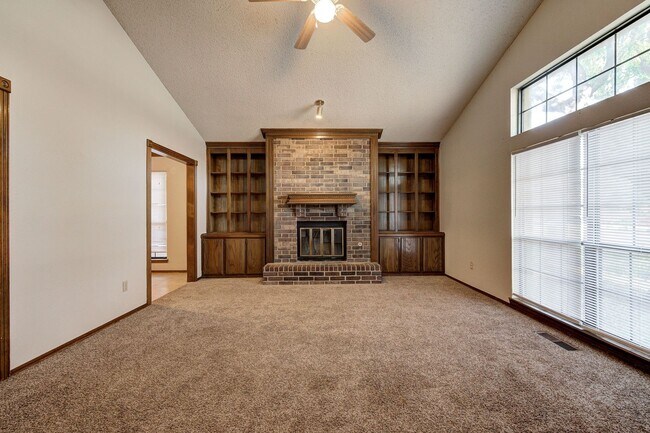 Building Photo - Charming Traditional House near Downtown E...