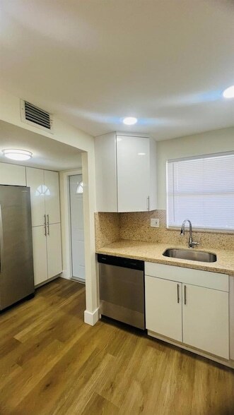 Foto del edificio - 8345 Sunrise Lakes Blvd