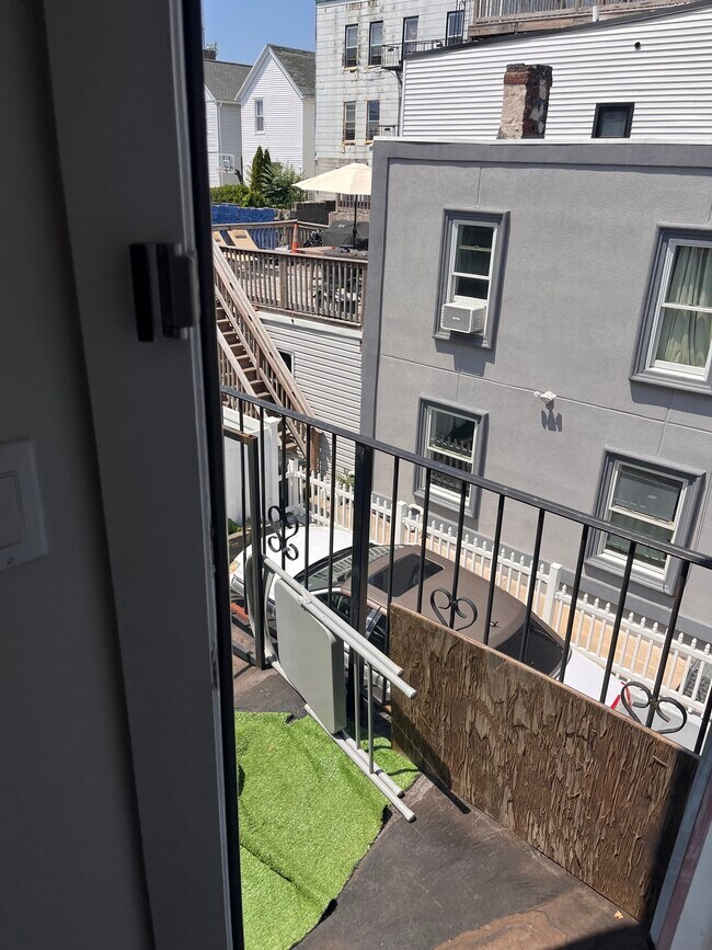 Foto del edificio - 749 Garfield Ave