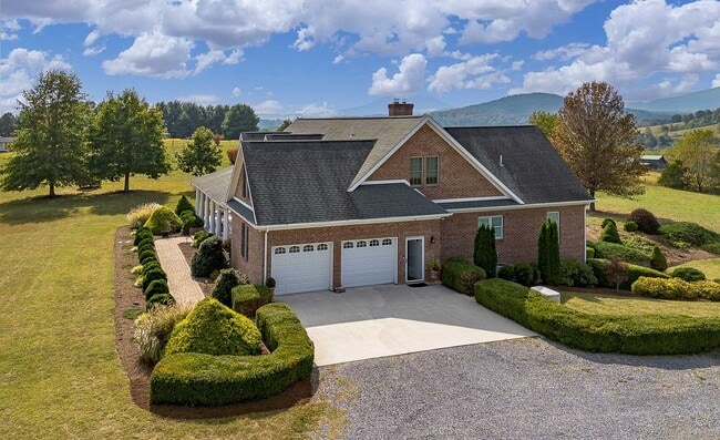 Building Photo - Majestic Custom Home