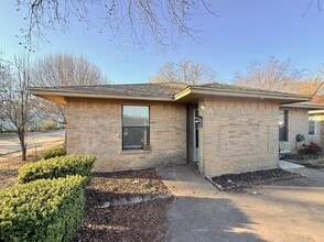 Building Photo - 118 Maple St