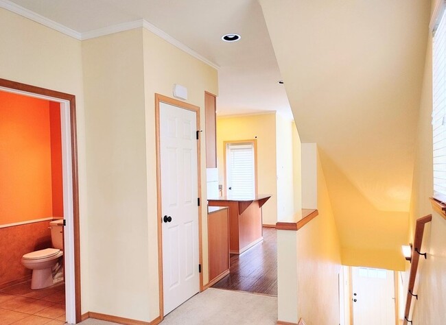 Foto del edificio - Spacious 3 Bedroom 2.5 Bath Condo Located ...