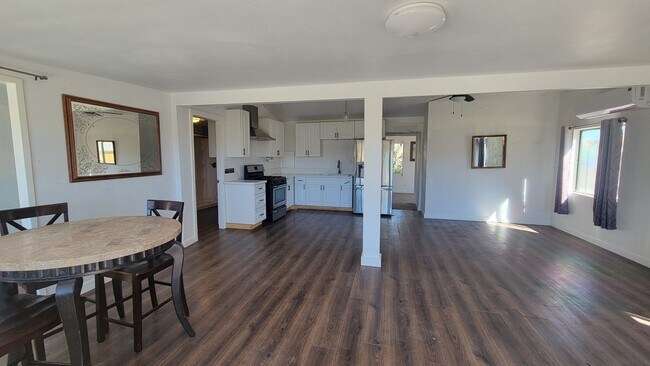 Building Photo - 2 Bedroom 1 Bath with Awesome Views!