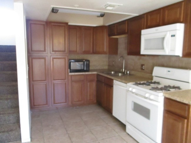 Building Photo - 3 br, 2.5 bath House - 2995 E Sunset #130 A