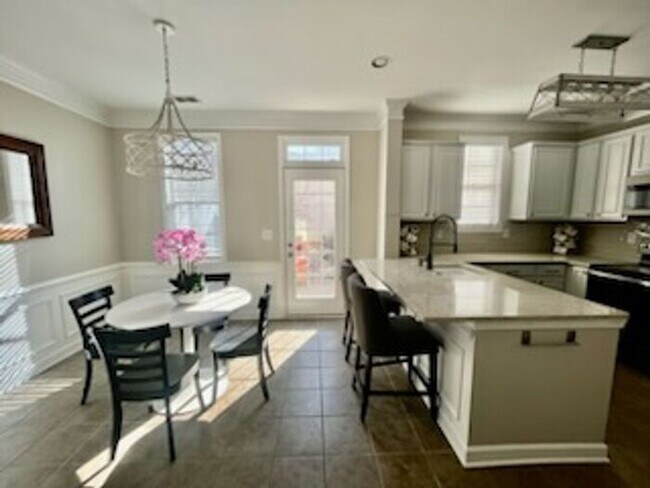 Building Photo - Beautiful 3 Bedroom Townhouse in Morrison ...
