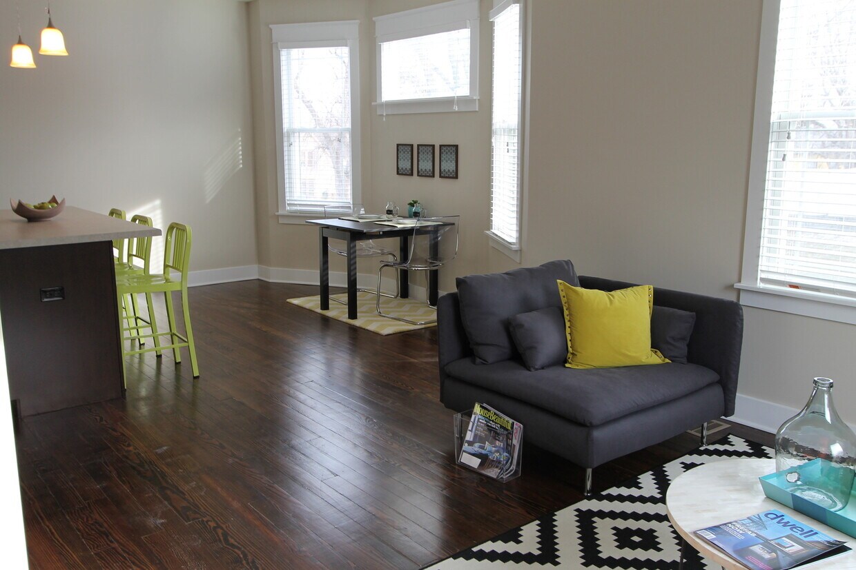 Foto principal - Large 3 bedroom 2.5 bath remodeled home! L...