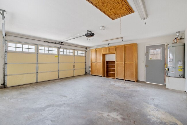 Building Photo - NW Visalia Home Coming Soon!