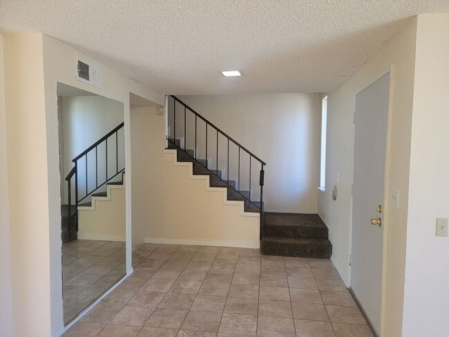 Foto del edificio - Great 4 Bedroom 2.5 Bath in South Natomas