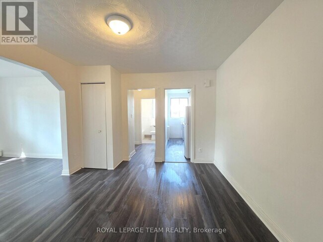 Photo du bâtiment - 187 Bradley Ave
