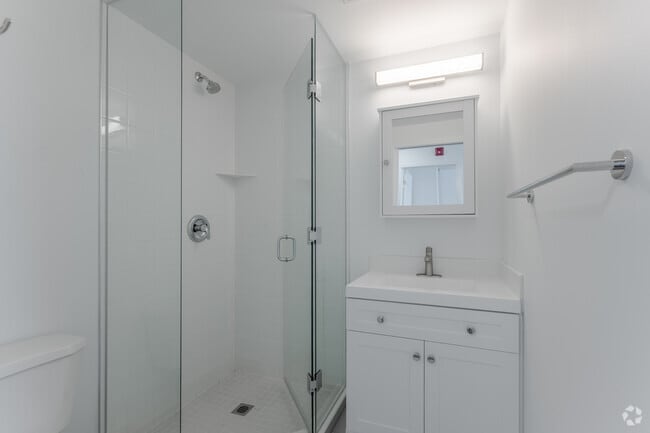 1BR, 1BA - Junior - Bathroom - Castlegate Apartments