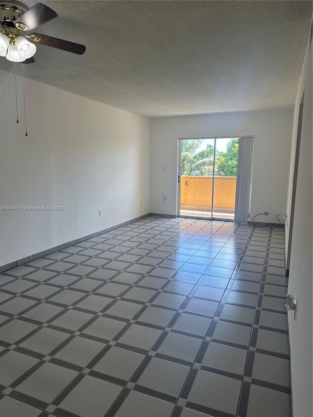 Foto principal - 8990 SW 24th St