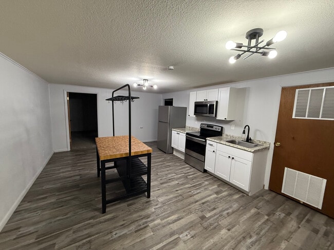 Building Photo - 815 Kingsley Dr