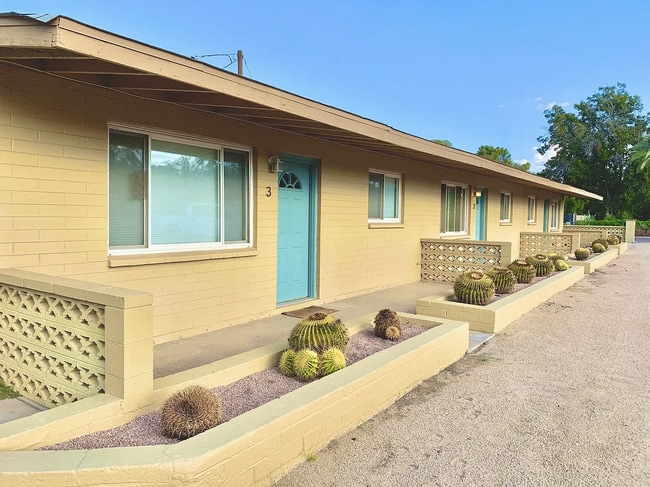Building Photo - 4017 E Palm Ln